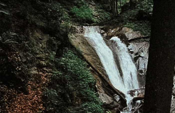 Bach-mit-Wasserfall